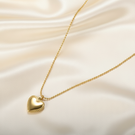 Collier doré en acier inoxydable 316L avec petit pendentif cœur et chaîne fine à billes.