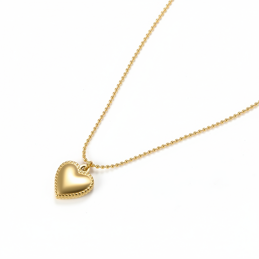 Collier doré en acier inoxydable 316L avec pendentif cœur et chaîne fine à billes.