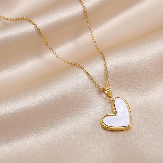Collier doré en acier inoxydable à fine chaîne maille forçat et pendentif cœur stylisé en nacre, style bohème et intemporel