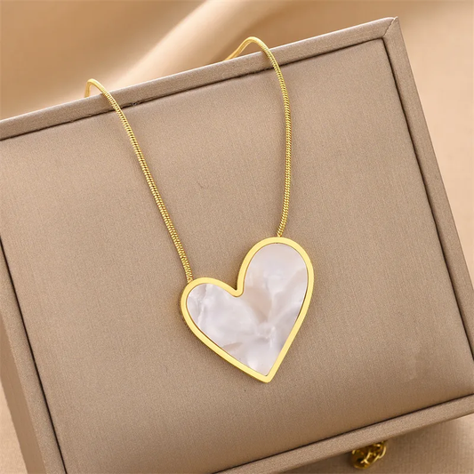Collier Pendentif Coeur ALIETTE – Acier chirurgical doré et nacre
