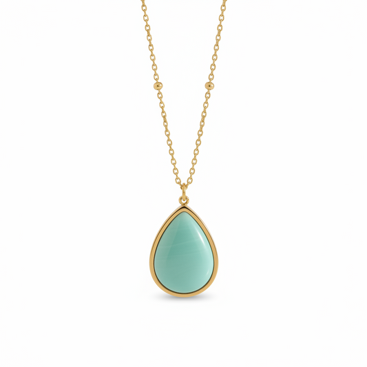 Collier doré en acier inoxydable orné d'un pendentif en amazonite naturelle.