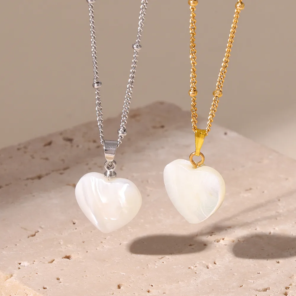 Collier doré ou argenté en acier inoxydable à maille gourmette perlée orné d’un pendentif cœur en nacre