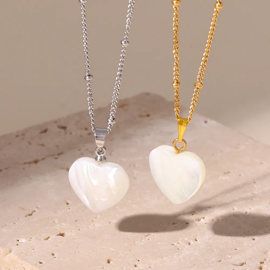 Collier doré ou argenté en acier inoxydable à maille gourmette perlée orné d’un pendentif cœur en nacre