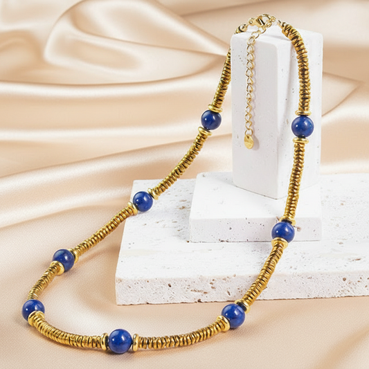 Collier doré en acier chirurgical avec pierres naturelles Lapis-Lazuli, bijou bohème proposé par Swann Bijoux en Guadeloupe
