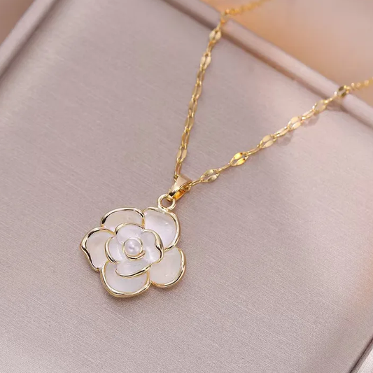 Collier Fleur blanche CAMELIA en acier chirurgical doré