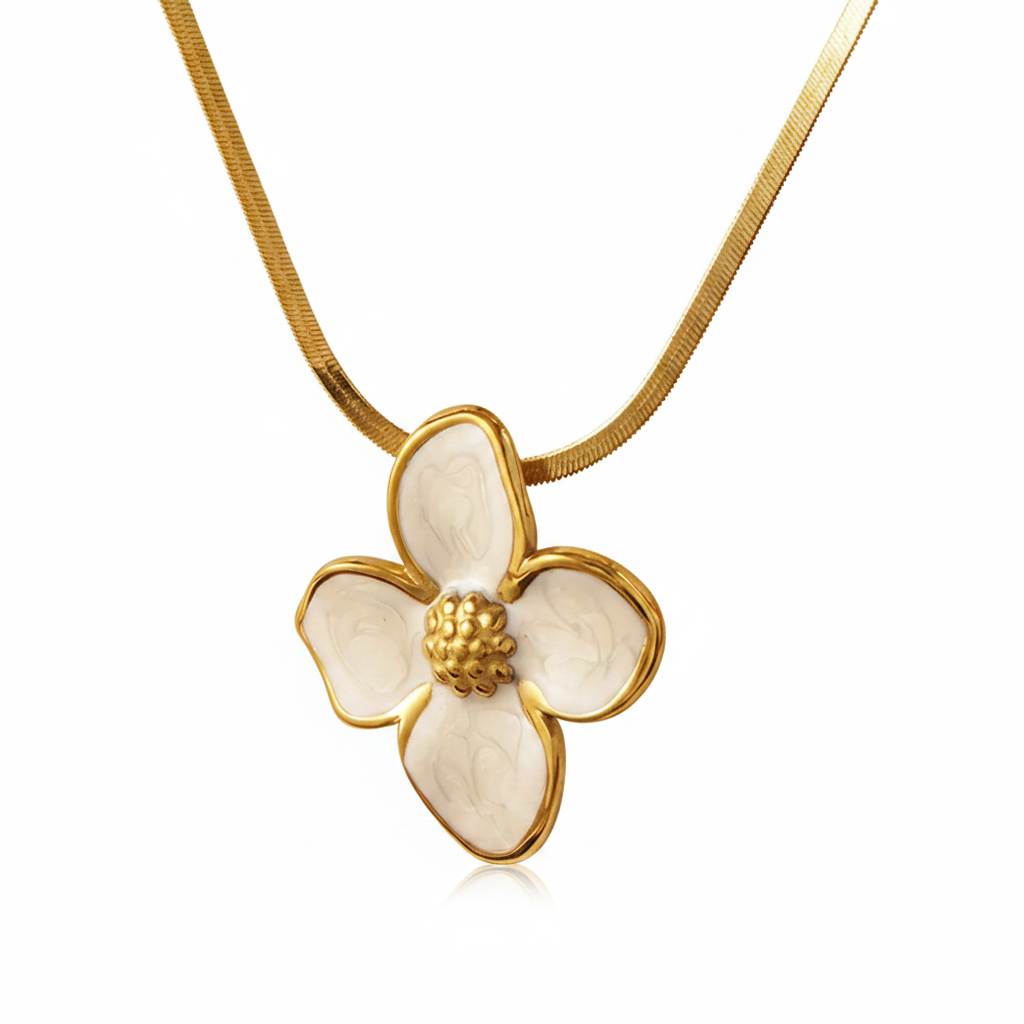 Collier doré en acier inoxydable à maille serpent et pendentif fleur tropicale émaillé blanc.