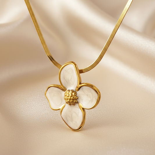 Collier doré pour femme en acier inoxydable à maille serpent et pendentif fleur tropicale  émaillée blanc, bijou bohème et tendance