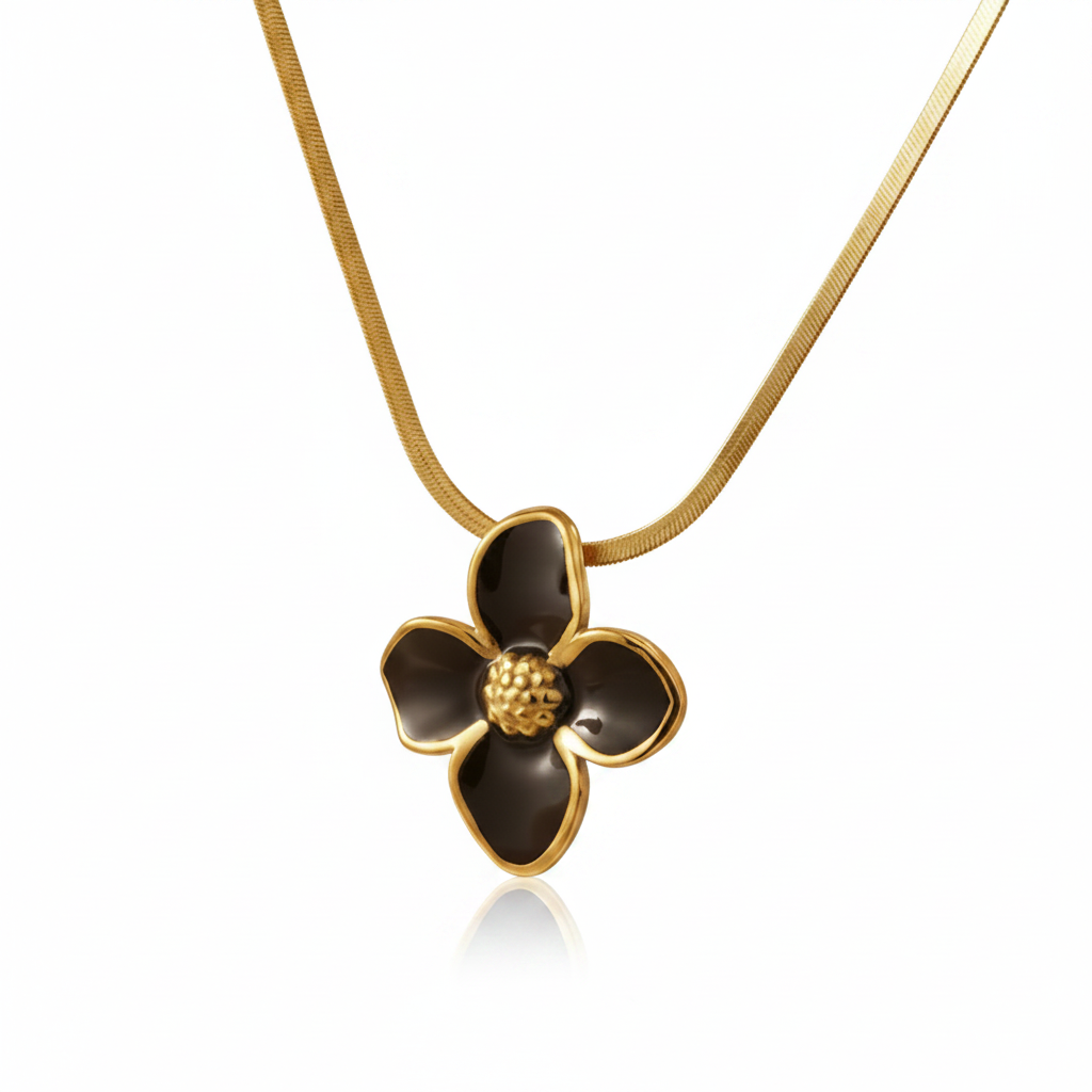 Collier doré pour femme en acier inoxydable à maille serpent et pendentif fleur tropicale émaillé noir.
