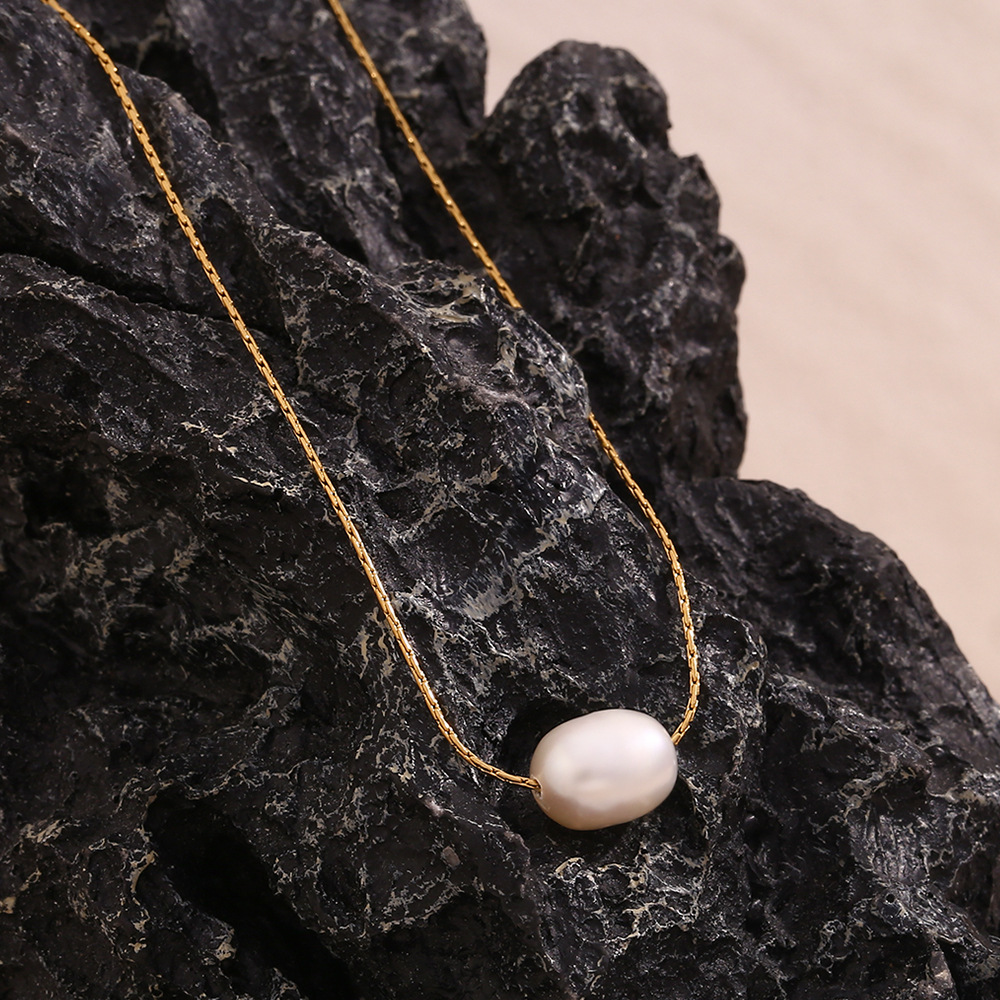 Collier en acier inoxydable avec fine chaîne dorée et perle d’eau douce blanche