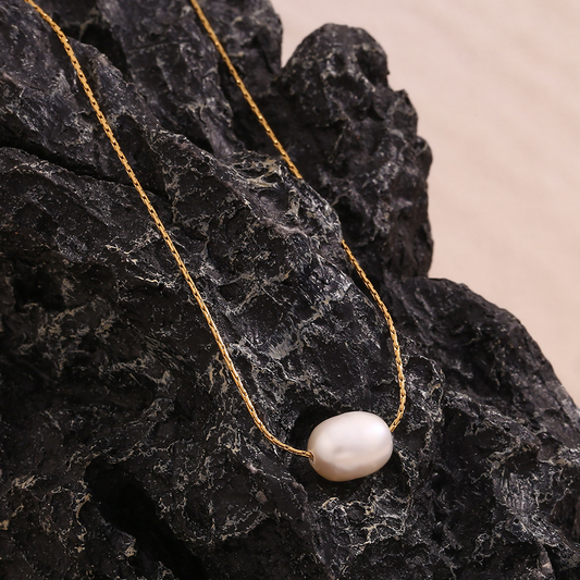Collier en acier inoxydable avec fine chaîne dorée et perle d’eau douce blanche