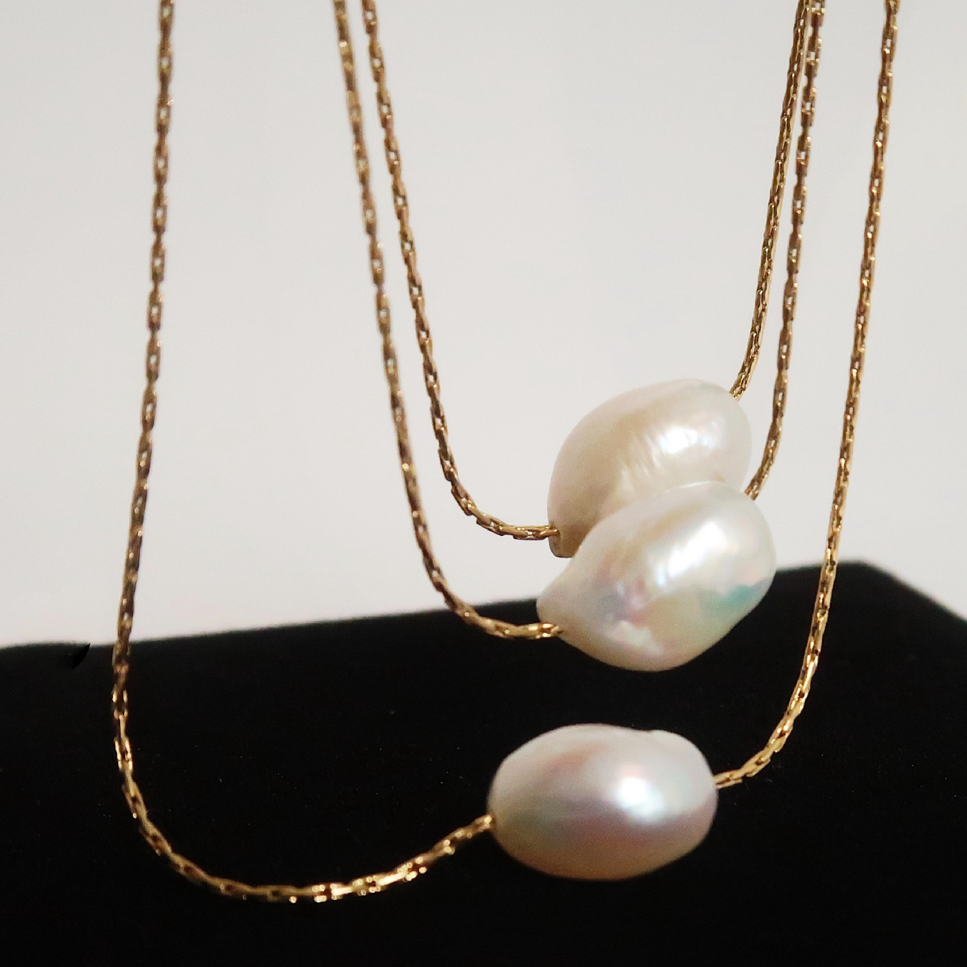 Collier en acier inoxydable avec fine chaîne dorée et perle d’eau douce blanche