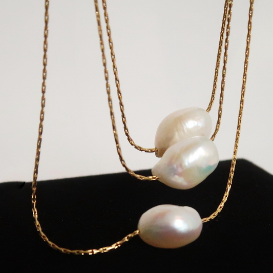 Collier en acier inoxydable avec fine chaîne dorée et perle d’eau douce blanche