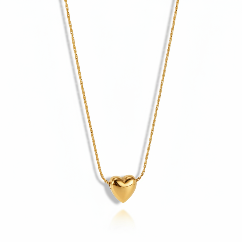 Collier doré en acier inoxydable 316L à chaîne maille bambou ultra fine et pendentif coeur minimaliste.