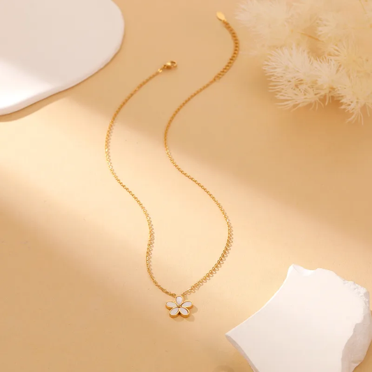 Collier Fleur LOVELY en acier chirurgical doré et nacre
