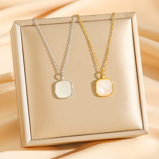 Collier doré ou argenté en acier inoxydable avec fine maille forçat et pendentif carré en nacre