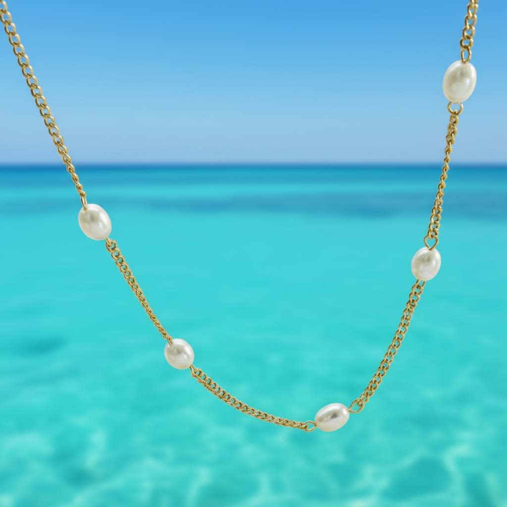 Collier doré en acier 316L à maille gourmette et 5 perles naturelle.