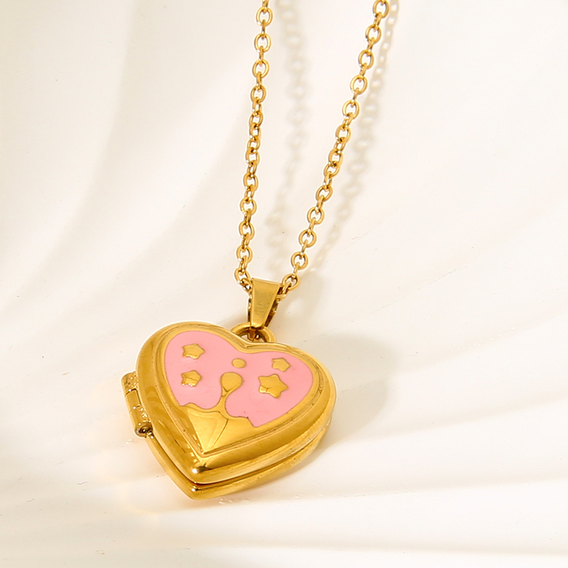 Collier doré en acier inoxydable maille forçat fine avec pendentif cœur ouvrant en émail rose