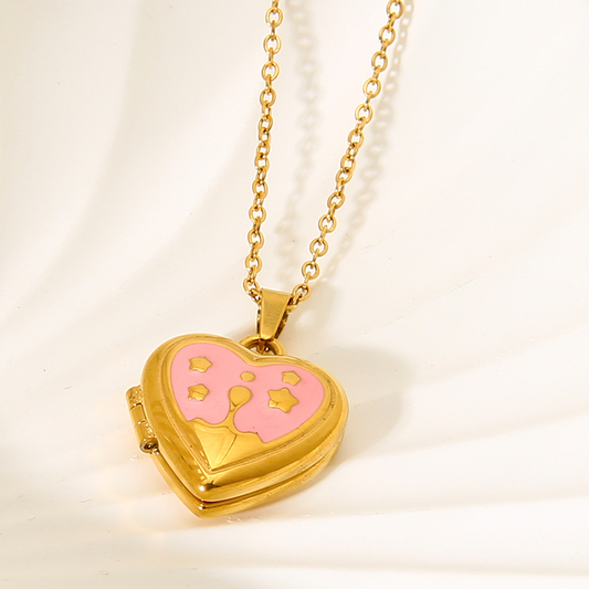 Collier doré en acier inoxydable maille forçat fine avec pendentif cœur ouvrant en émail rose