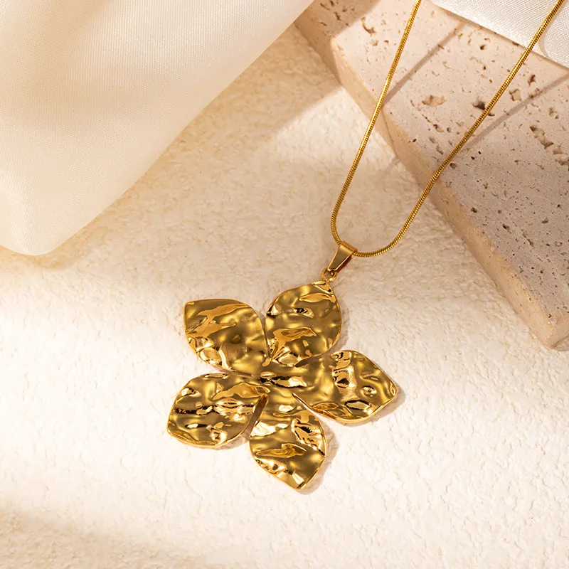 Collier Grande Fleur SWANN en acier chirurgical doré