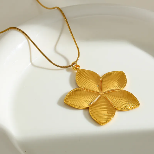 Collier Grande Fleur TIARE en acier inoxydable doré