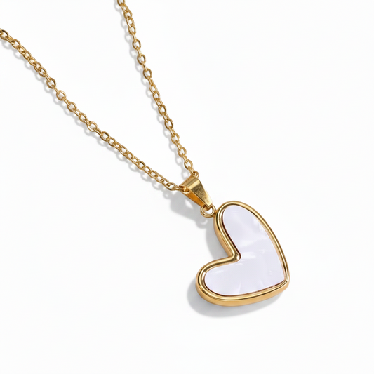 Collier doré en acier inoxydable 316L à fine chaîne maille forçat avec pendentif cœur stylisé en nacre.