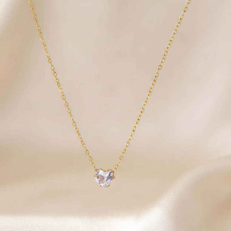 Collier femme avec pendentif petit coeur en zirconium blanc et chaîne fine maille forçat en acier inoxydable 316L doré, bijou délicat, élégant et intemporel.