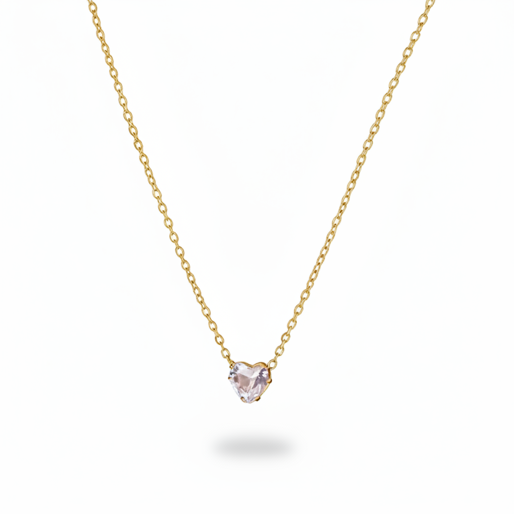 Collier en acier inoxydable 316L doré avec pendentif petit coeur en strass blanc et chaîne fine maille forçat.