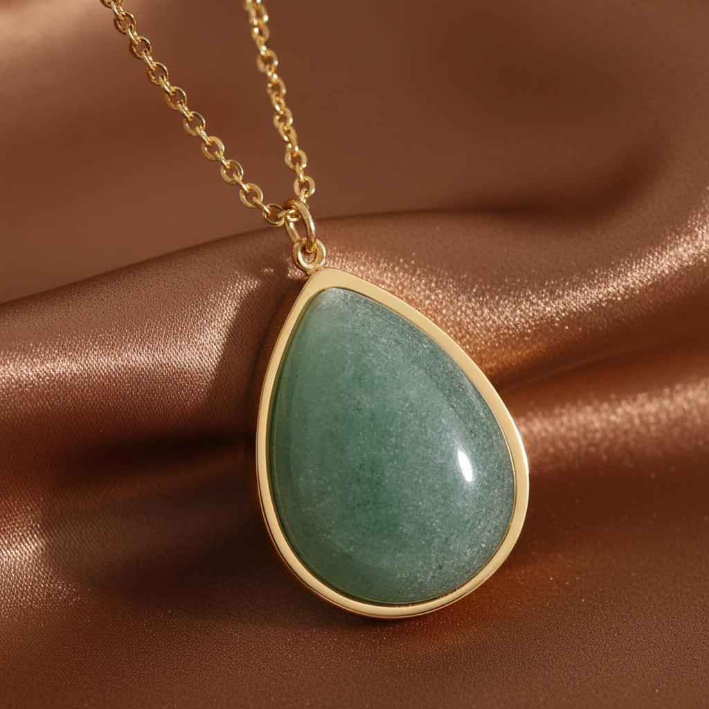 Collier doré en acier inoxydable à chaîne fine maille forçat perlée orné d'un pendentif en amazonite naturelle.