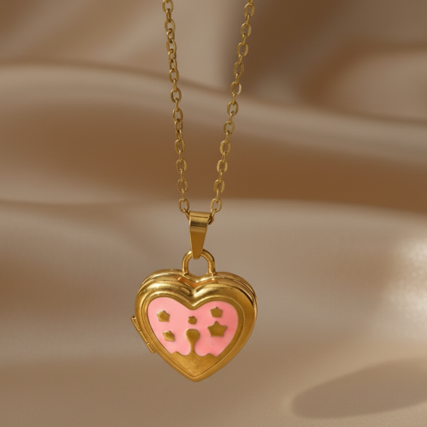Collier doré en acier inoxydable à maille forçat fine avec pendentif cœur à ouvrir émaillé rose.