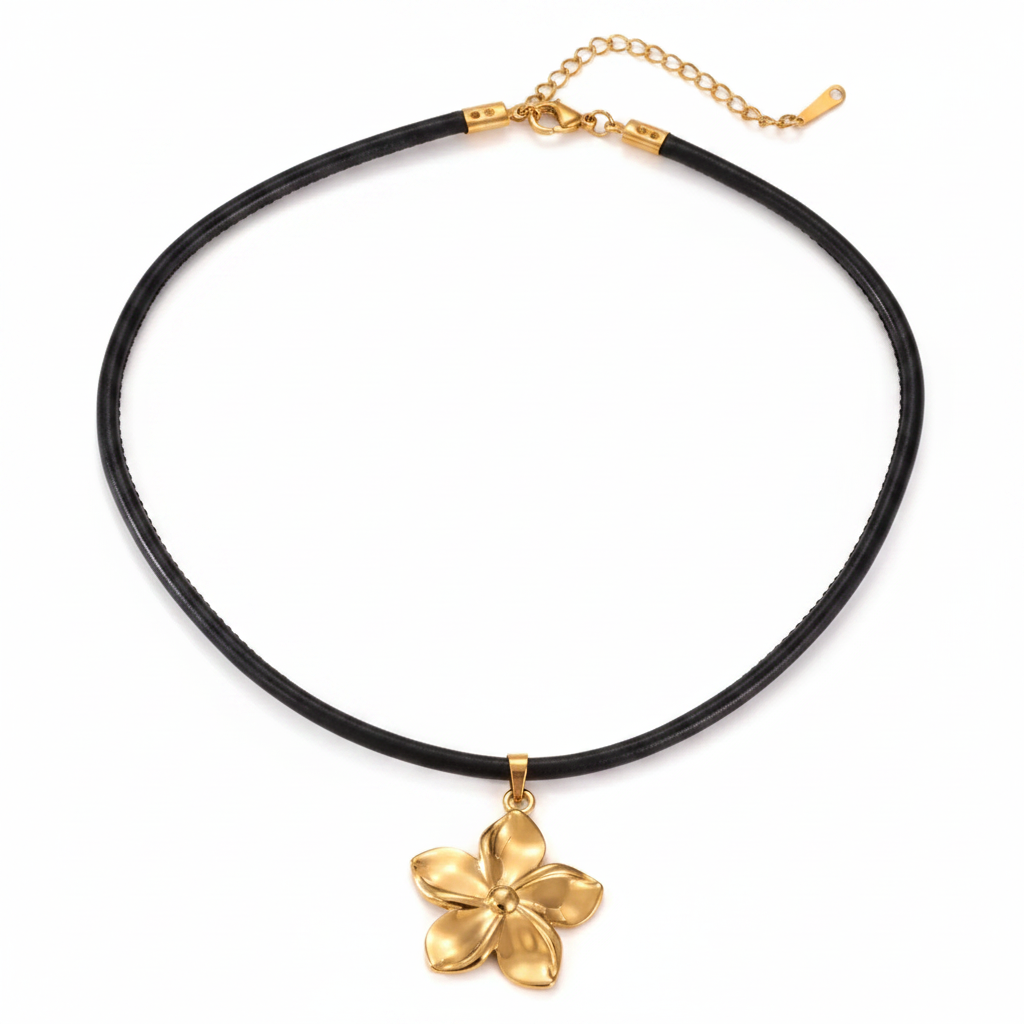 Collier avec pendentif fleur en acier inoxydable doré et cordon en cuir noir.