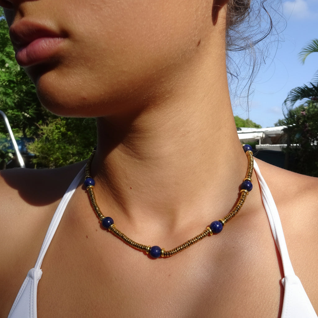 Collier doré en acier inoxydable 316L avec pierres naturelles lapis-lazuli porté par une femme.