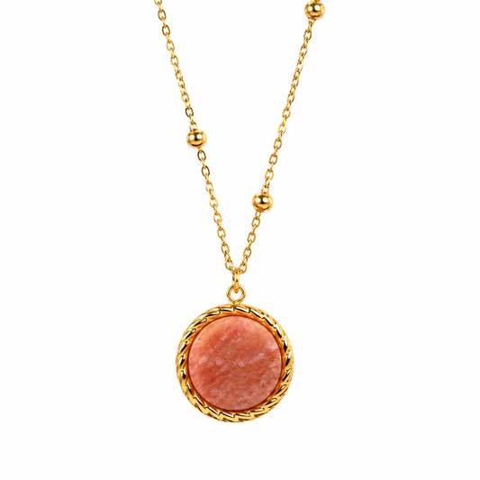 Gros plan sur un collier en pierre naturelle pierre de soleil et acier inoxydable 316L doré.