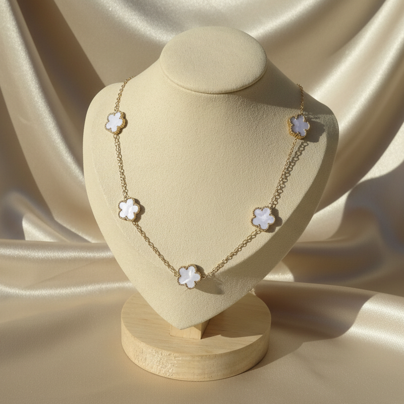 Collier doré en acier inoxydable avec 5 petites fleurs blanches en nacre, bijou bohème