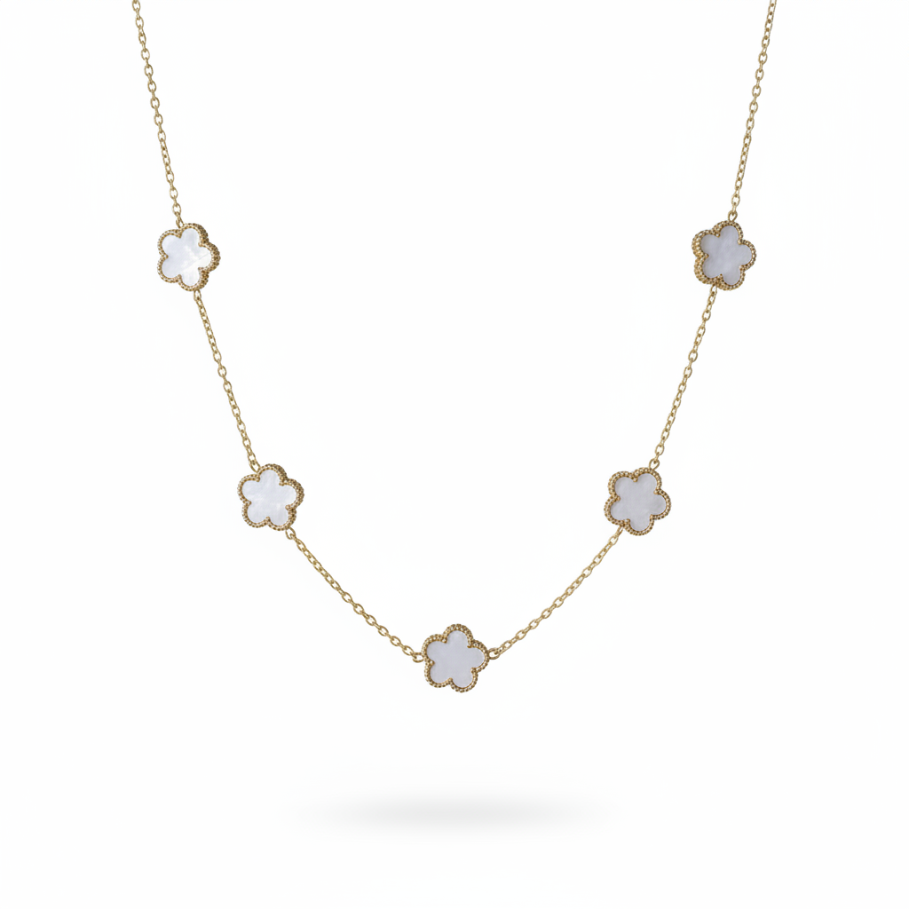 Collier doré en acier inoxydable avec 5 petites fleurs blanches en nacre recto verso.