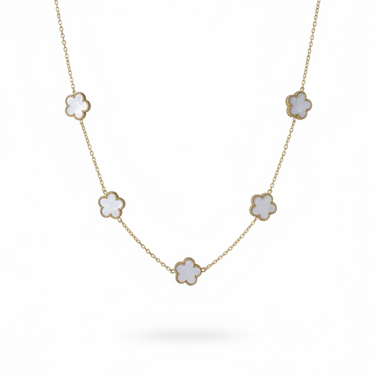 Collier doré en acier inoxydable avec 5 petites fleurs blanches en nacre recto verso.