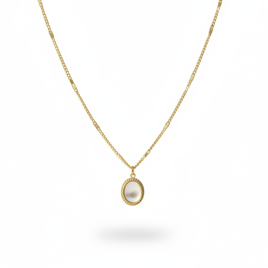 Collier à chaîne maille gourmette alternée maille plate en acier inoxydable 316L doré orné d'un délicat pendentif en nacre.