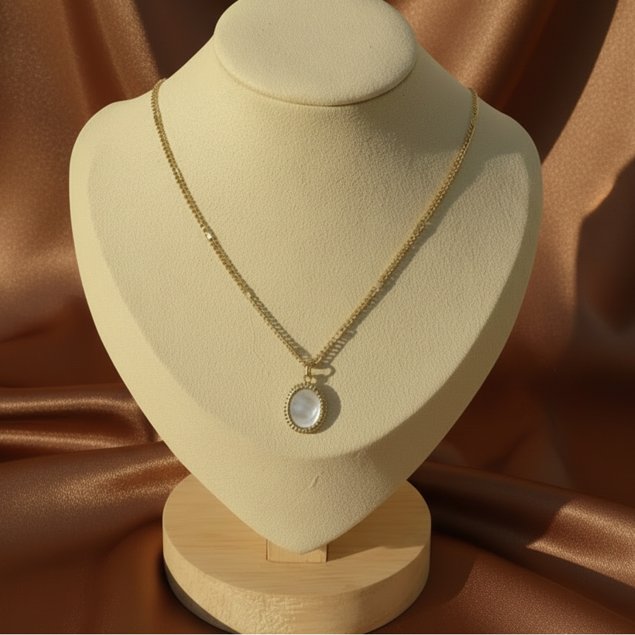 Collier à chaîne maille gourmette alternée maille plate en acier inoxydable 316L doré orné d'un pendentif en nacre.