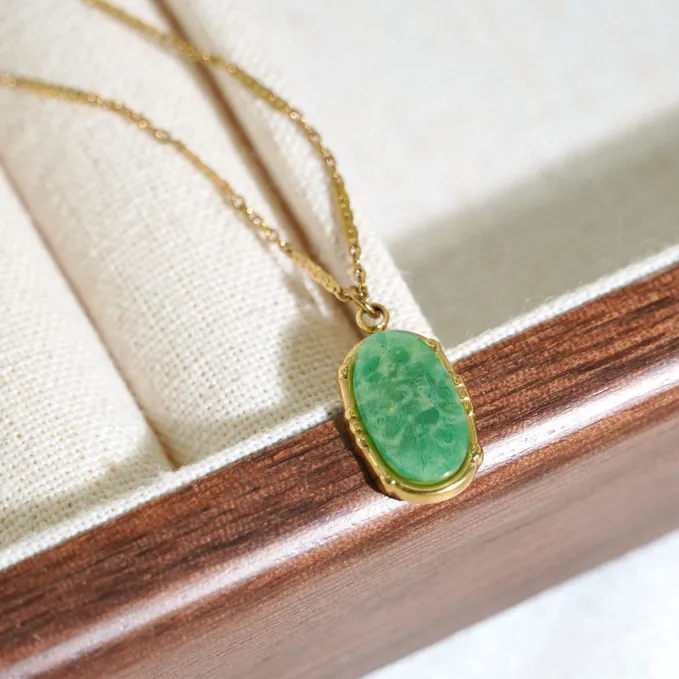 Collier doré en acier chirurgical avec pendentif en pierre naturelle jade africaine, bijou bohème chic