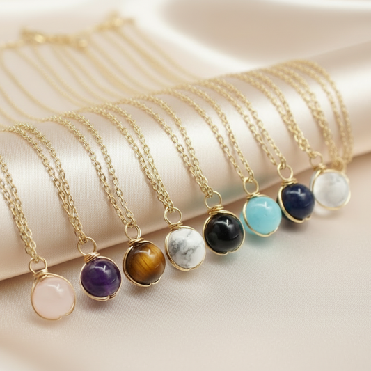 Collier doré en acier inoxydable à chaîne fine maille forçat et pendentif boule en pierre naturelle, proposé par Swann Bijoux Guadeloupe