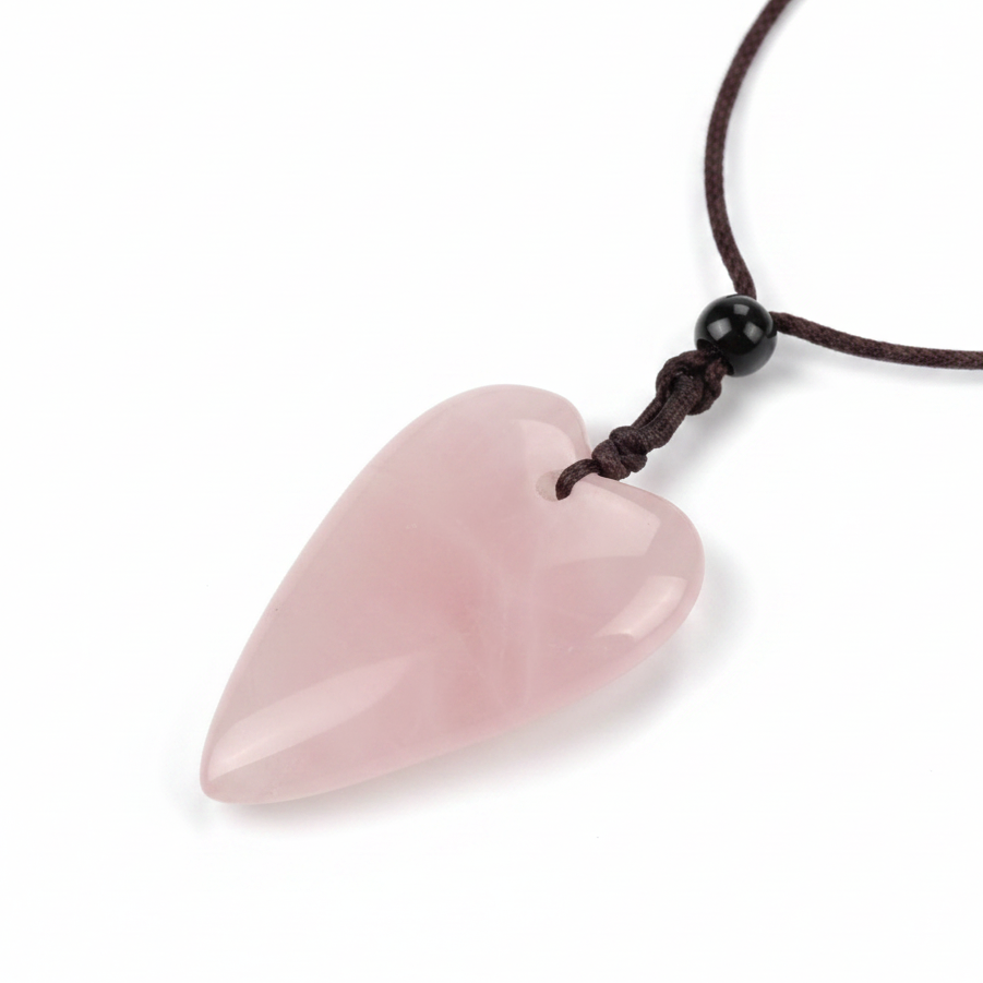 Collier pendentif cœur en quartz rose naturel.