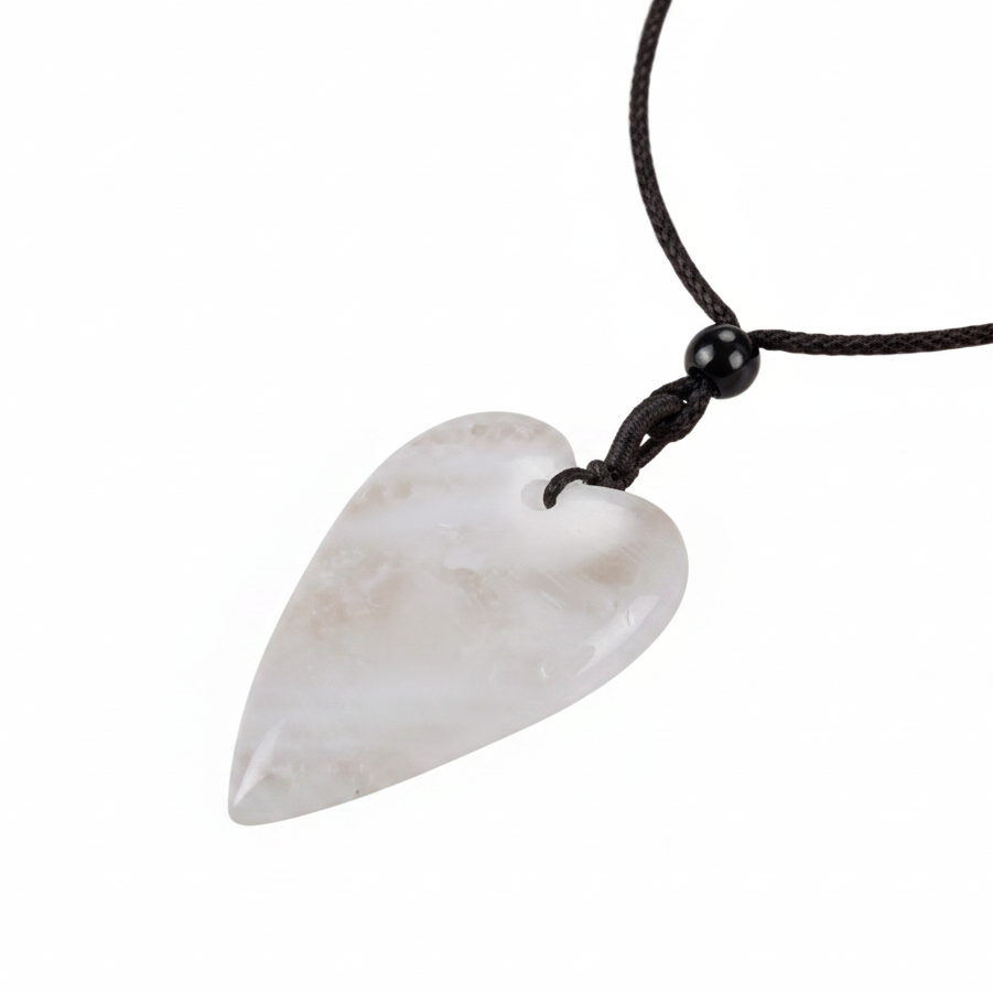 Collier pendentif cœur en cristal de roche naturel.