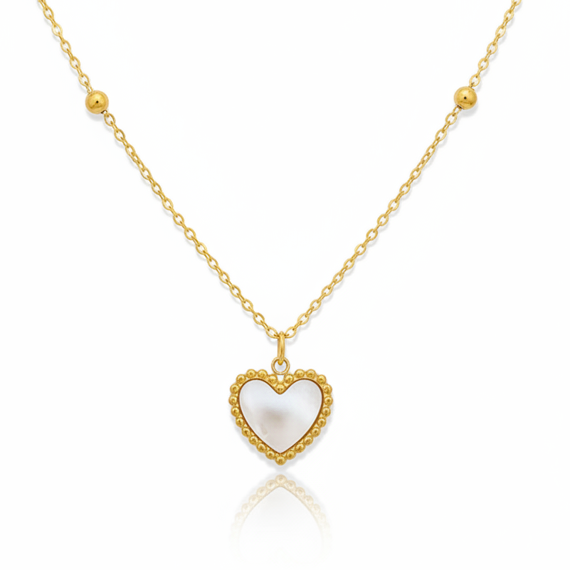Collier doré en acier inoxydable 316L avec fine chaîne forçat perlée et pendentif coeur en nacre.
