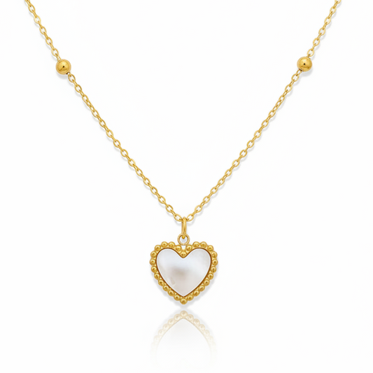 Collier doré en acier inoxydable 316L avec fine chaîne forçat perlée et pendentif coeur en nacre.