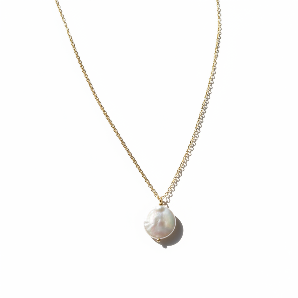 Collier doré en acier inoxydable à fine chaîne maille forçat et grosse perle d’eau douce naturelle.