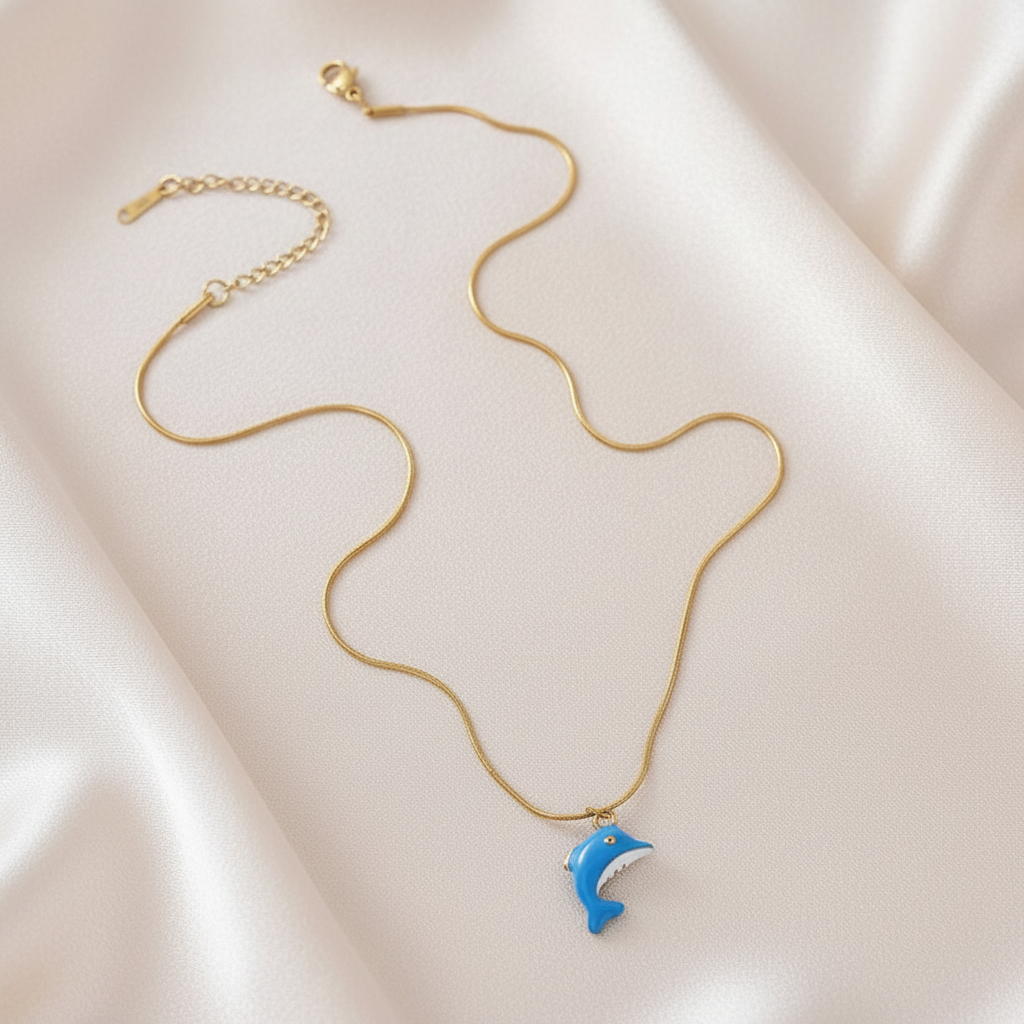Collier enfant en acier 316L doré orné d'un pendentif dauphin émaillé bleu