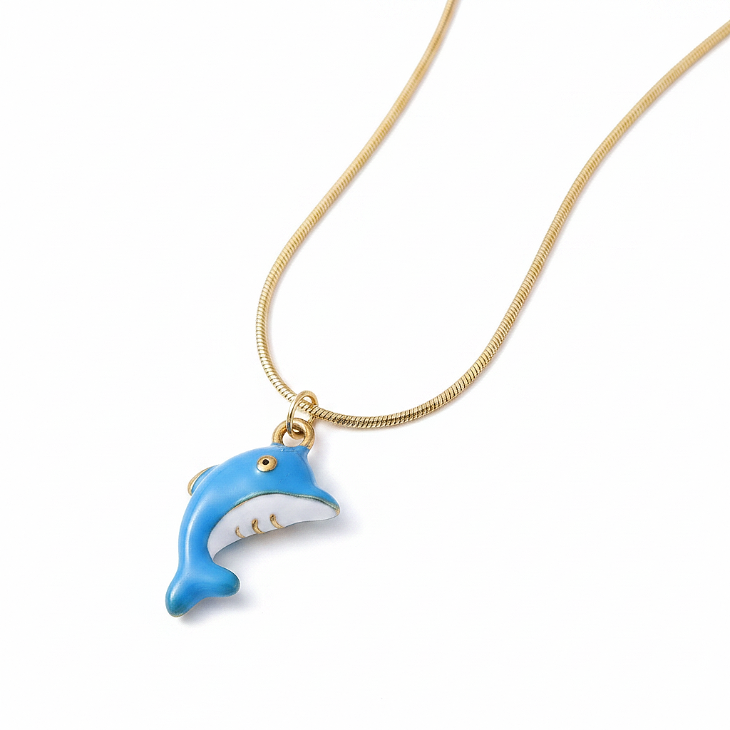 Gros plan sur un collier enfant en acier 316L doré orné d'un pendentif dauphin émaillé bleu.