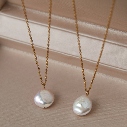 Collier doré en acier inoxydable avec fine chaîne maille forçat et grosse perle d’eau douce