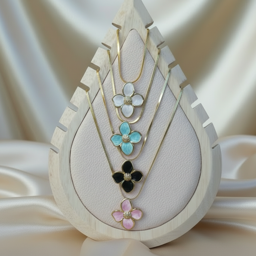Collier doré pour femme en acier inoxydable à maille serpent et pendentif fleur tropicale  émaillé blanc, vert, noir et rose.
