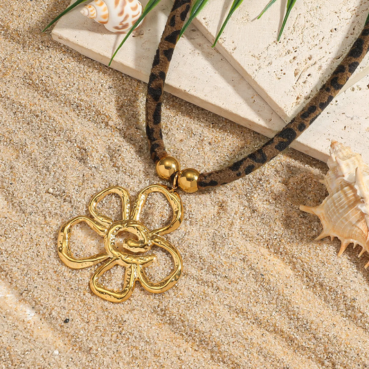 Collier en acier inoxydable doré avec pendentif fleur stylée et corde foulard en soie, bijou bohème chic