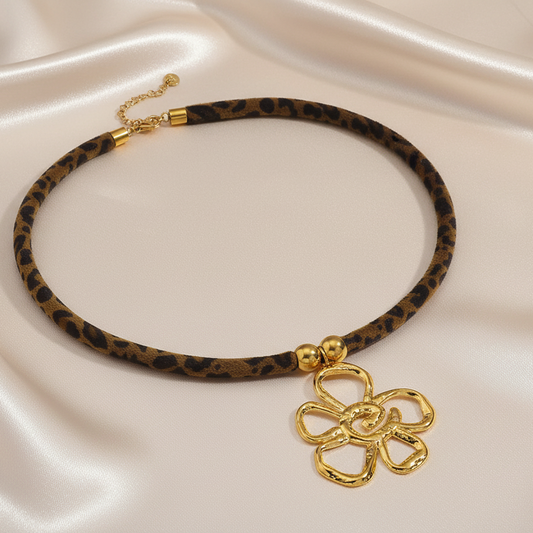 Collier ras-de-cou à cordon imprimé léopard avec pendentif fleur stylisée en acier 316L doré, style chic et bohème